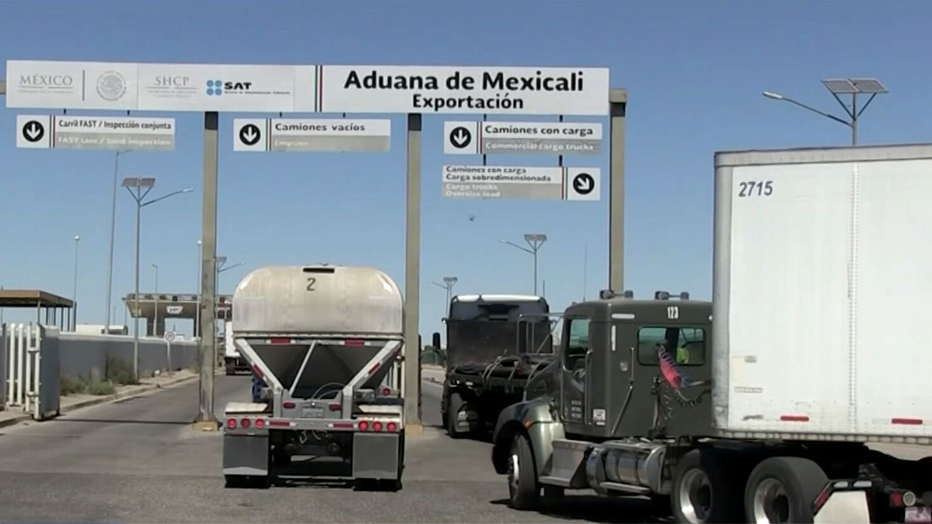 Autoridades de Estados Unidos reducen el cruce de camiones de carga en la frontera entre