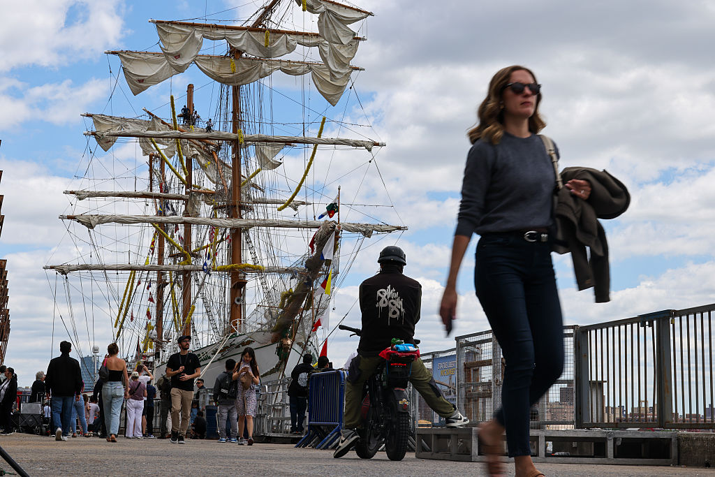 Regresan a México 179 tripulantes del Buque Cuauhtémoc tras el choque con el puente de Brooklyn, en Nueva York | Univision 41 Nueva York WXTV | Univision