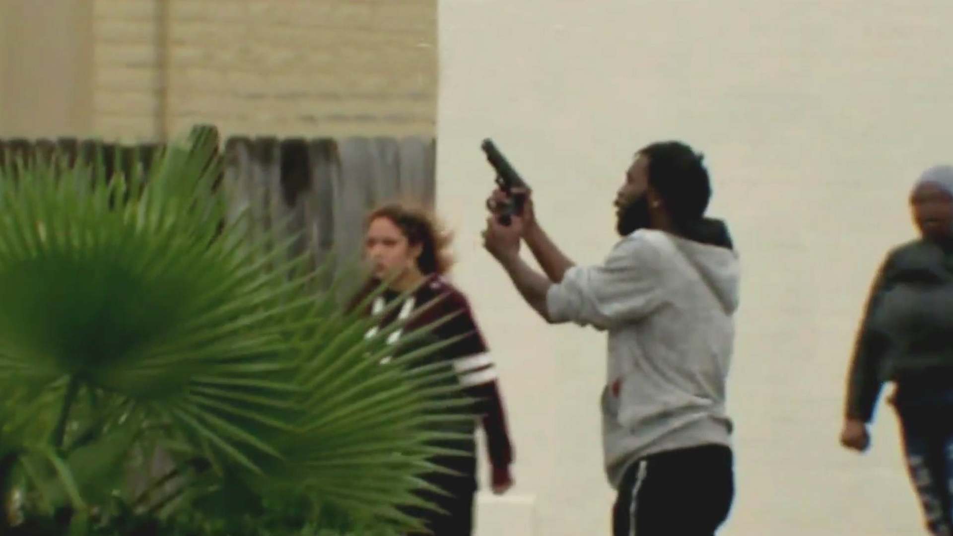 Dos conductores se enfrentan a tiros en plena calle tras chocar sus