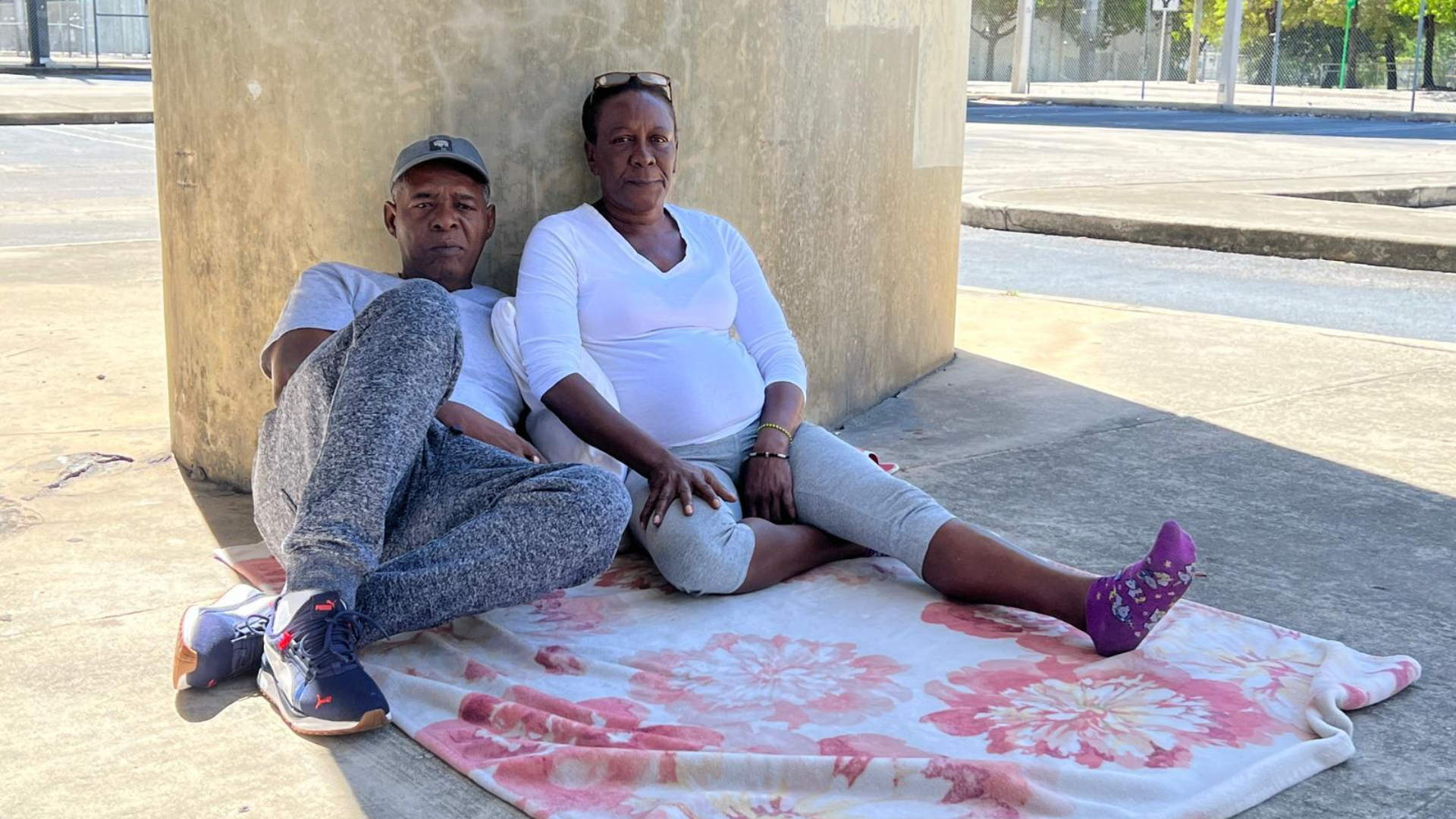 Esposos cubanos entraron a EEUU por frontera y ahora viven en la calle