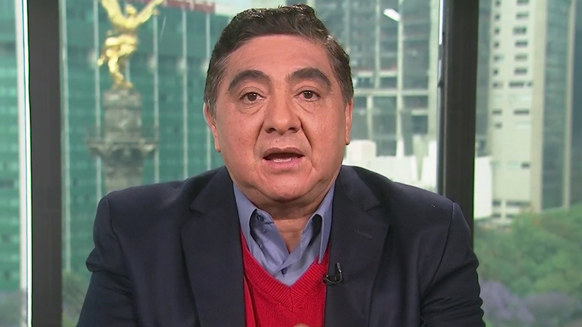 El actor y comediante mexicano Carlos Bonavides habla con Ramos