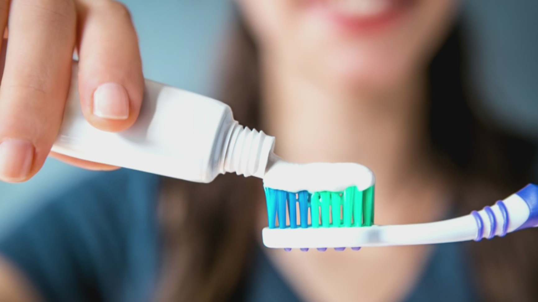 Чистые зубы. Гигиена полости рта. Домашняя гигиена полости рта. Жвачка и зубы. Чищу зубы пастой.