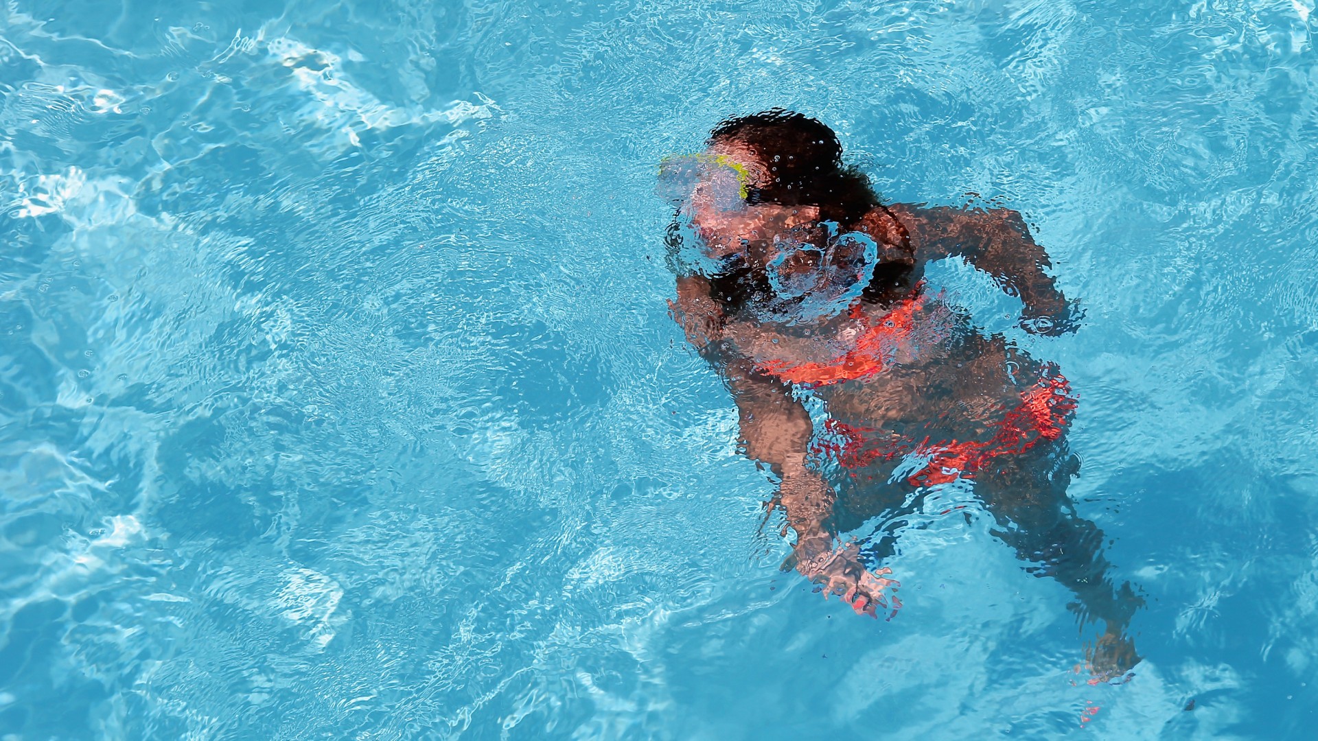 Girl drown in pool. Дети public Pool. Girl Drowning in Pool. Drowning Pool Kids. The swimming Pool Динна Темплтон