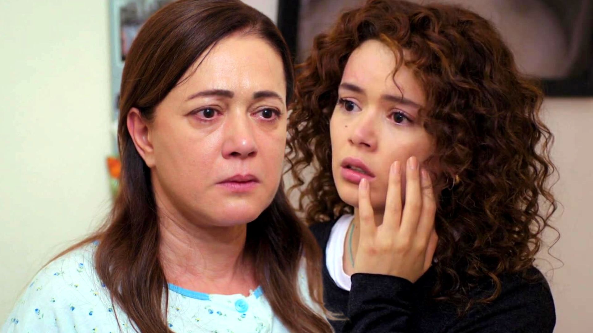 Hatice cachetea a Şirin por insultar a Enver, su papá ...