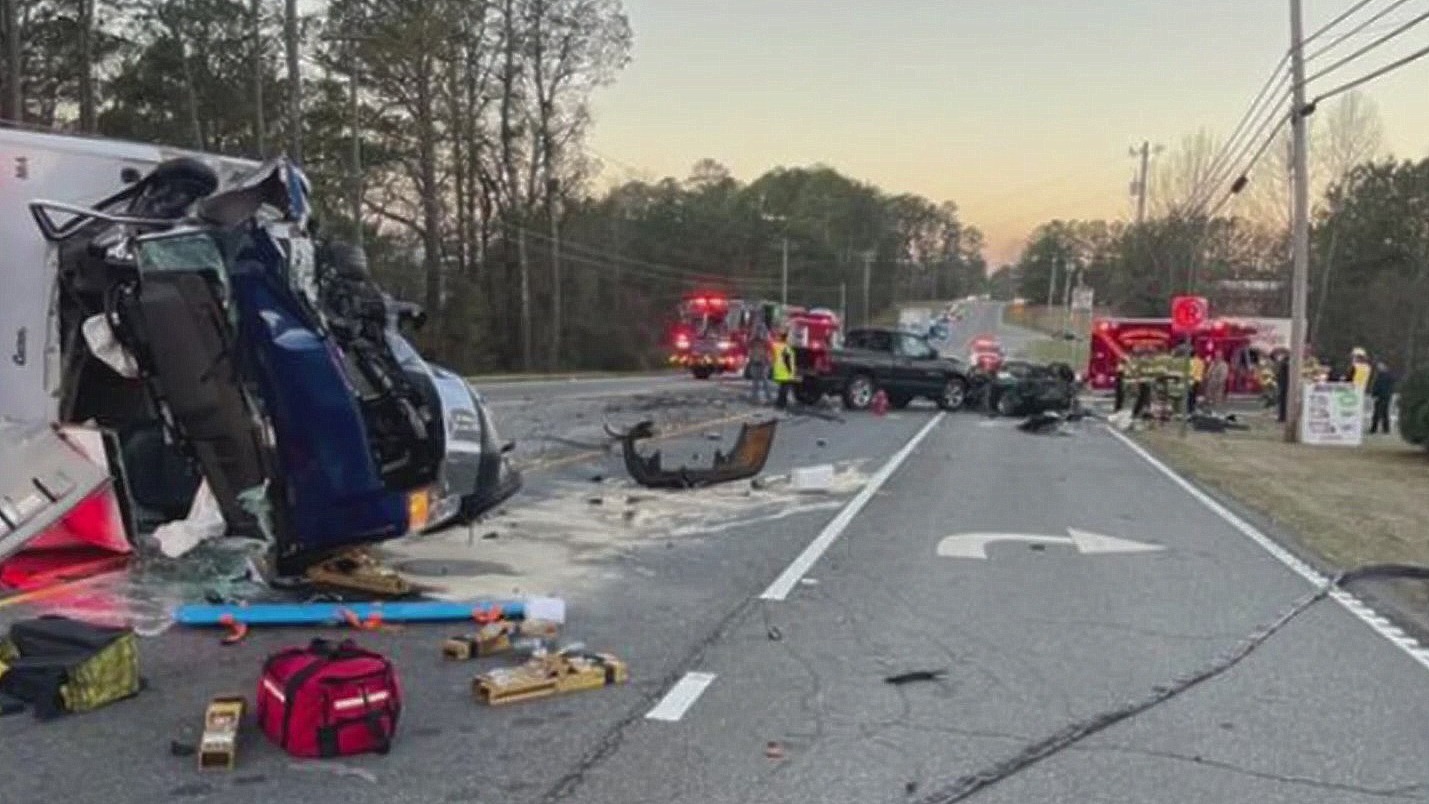 Choque de Mustang contra una ambulancia provoca la muerte de la