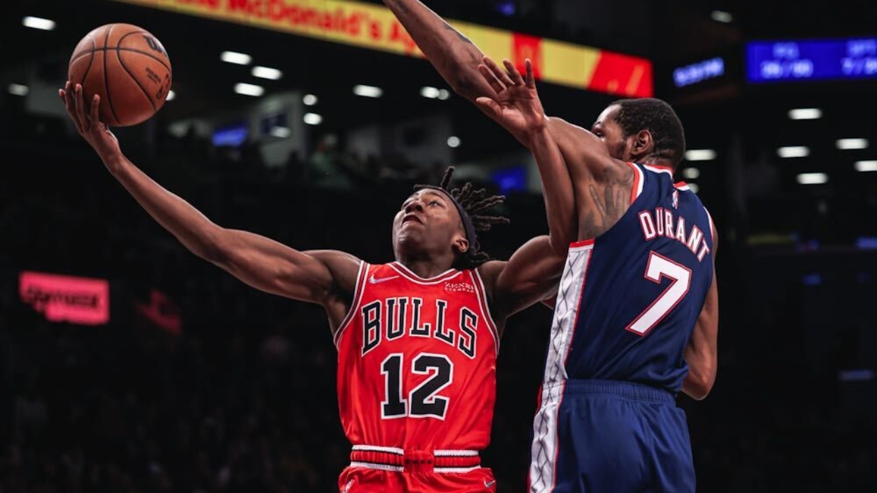 DeMar DeRozan y Zach LaVine le ganan la batalla a Kevin Durant y James