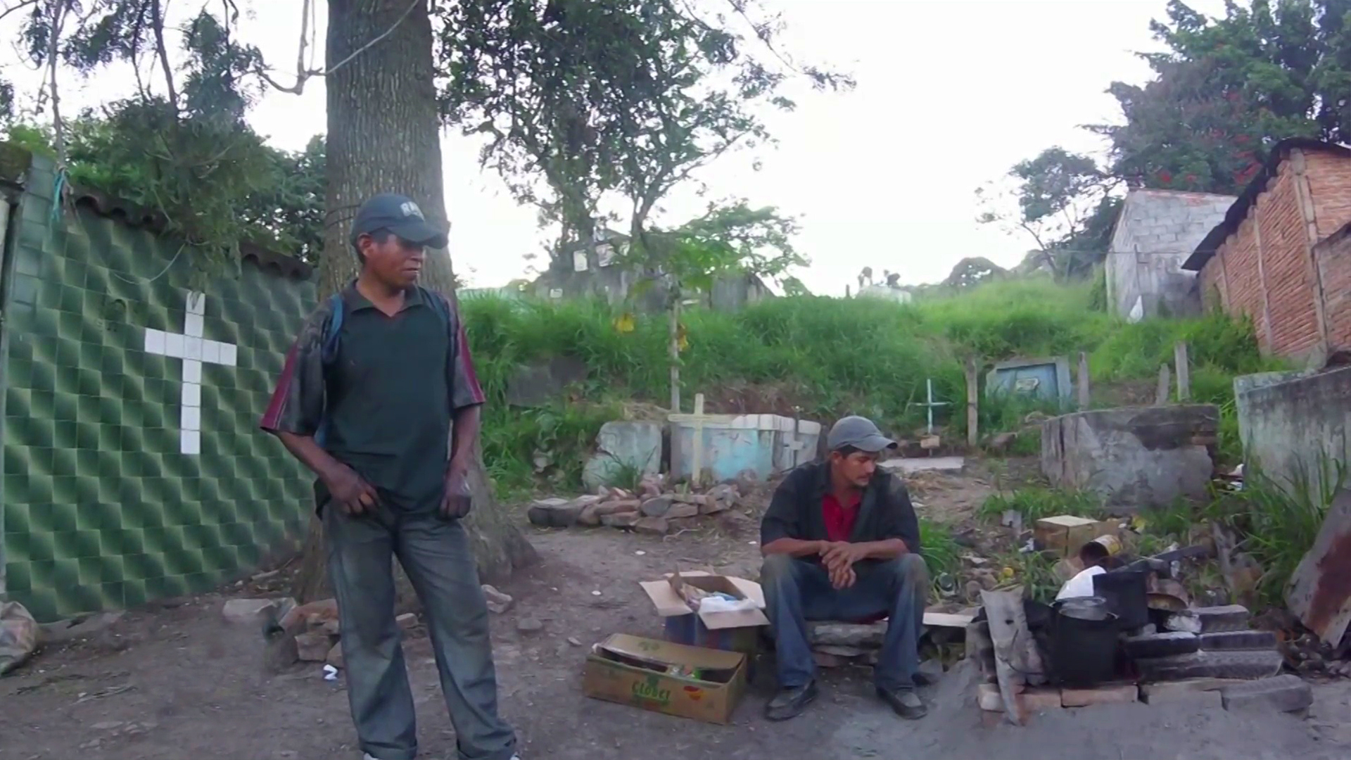 Duermen en las tumbas estos indigentes convirtieron un cementerio de
