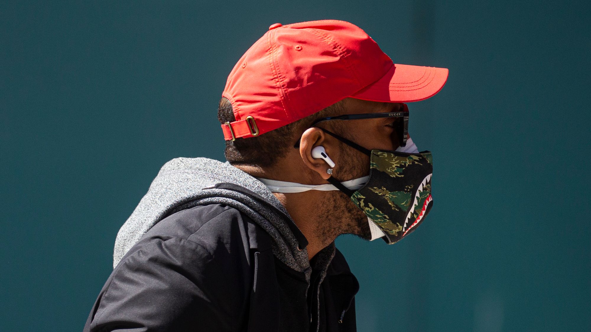 Así se debe usar la doble mascarilla para aumentar tu protección contra el coronavirus