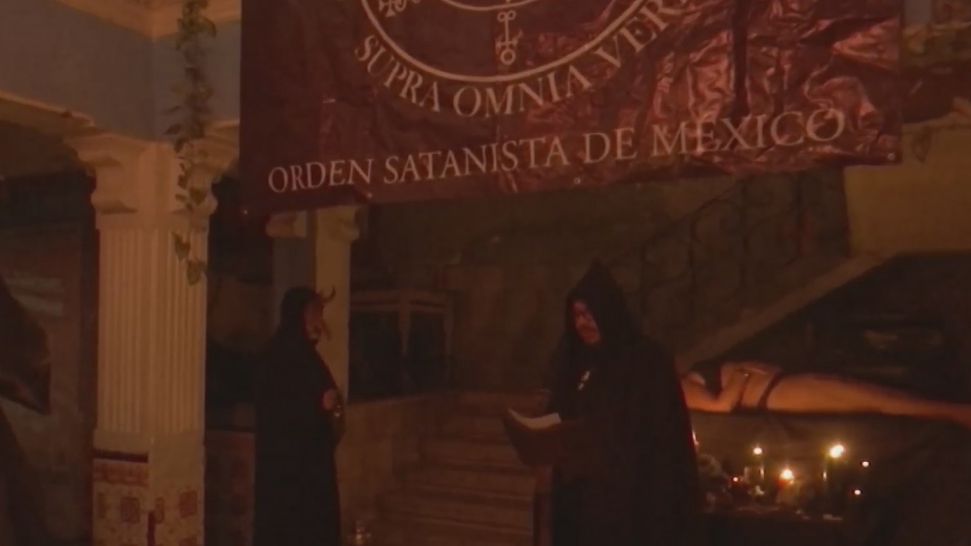 Una mujer semidesnuda y símbolos: uno de los rituales satánicos en México |  Shows Primer Impacto | Univision