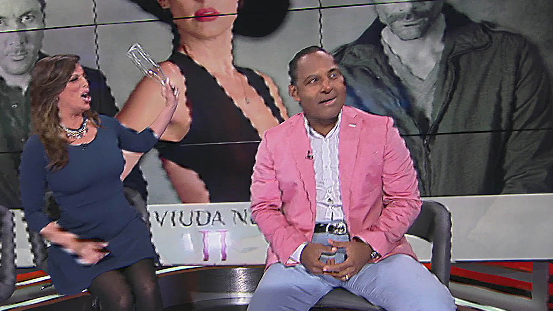 Bárbara Bermudo le estrella una botella a Tony Dandrades Shows Primer