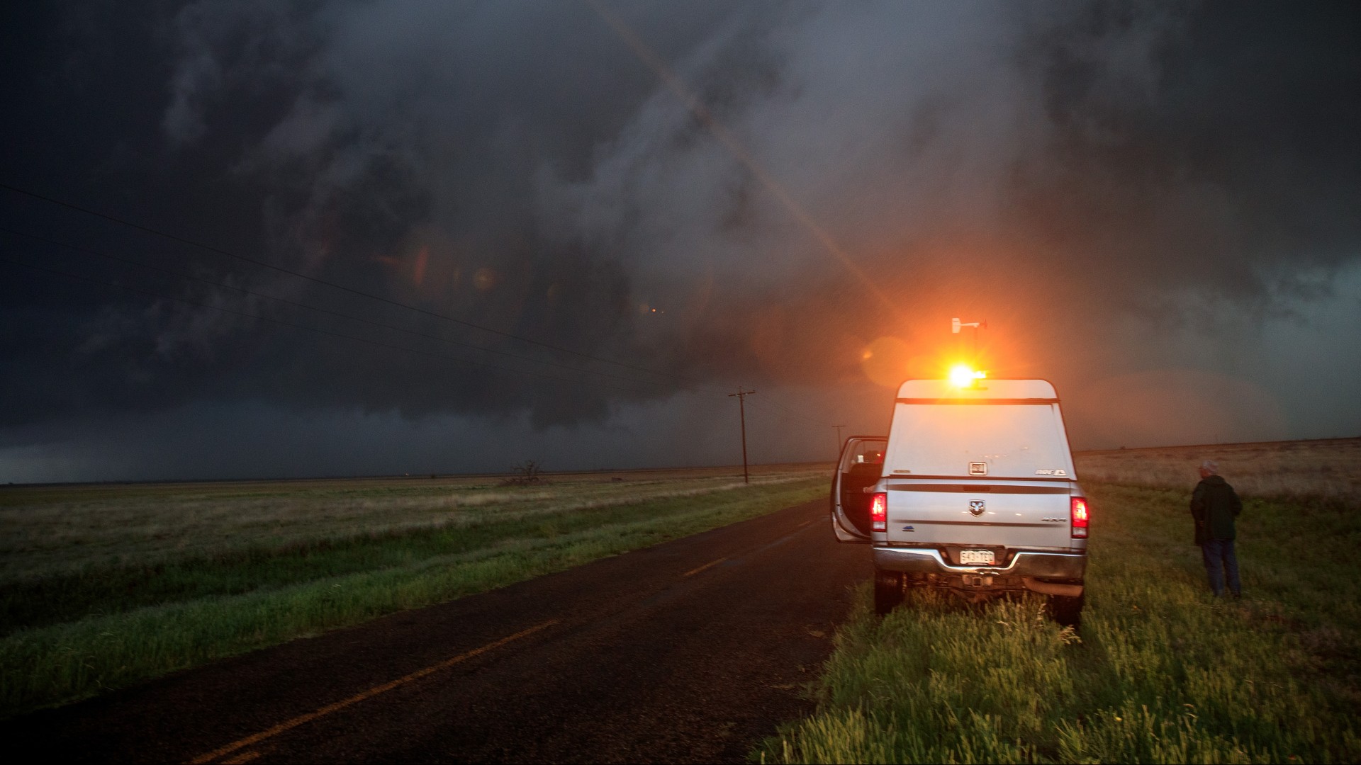 Granizo, rayos y tornados de seguridad ante "potente