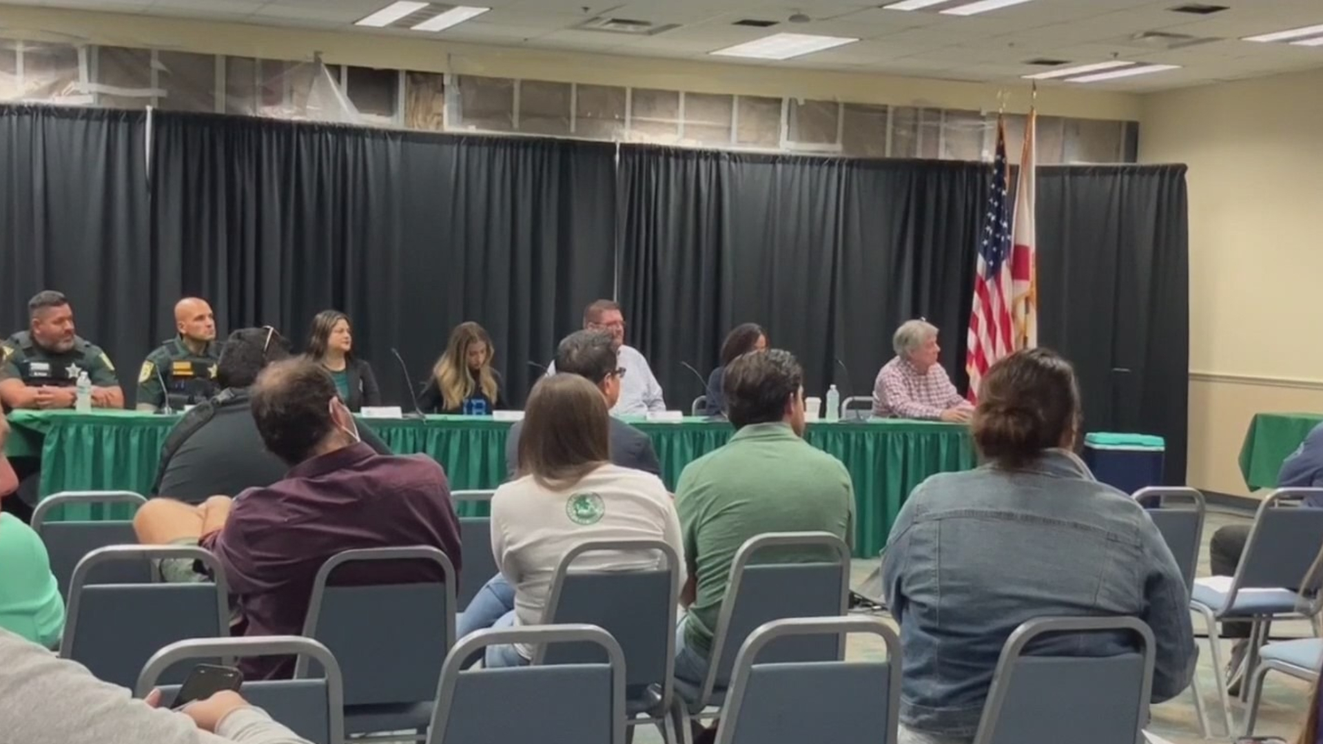 Familias y Distrito Escolar del Condado Osceola buscan planes para