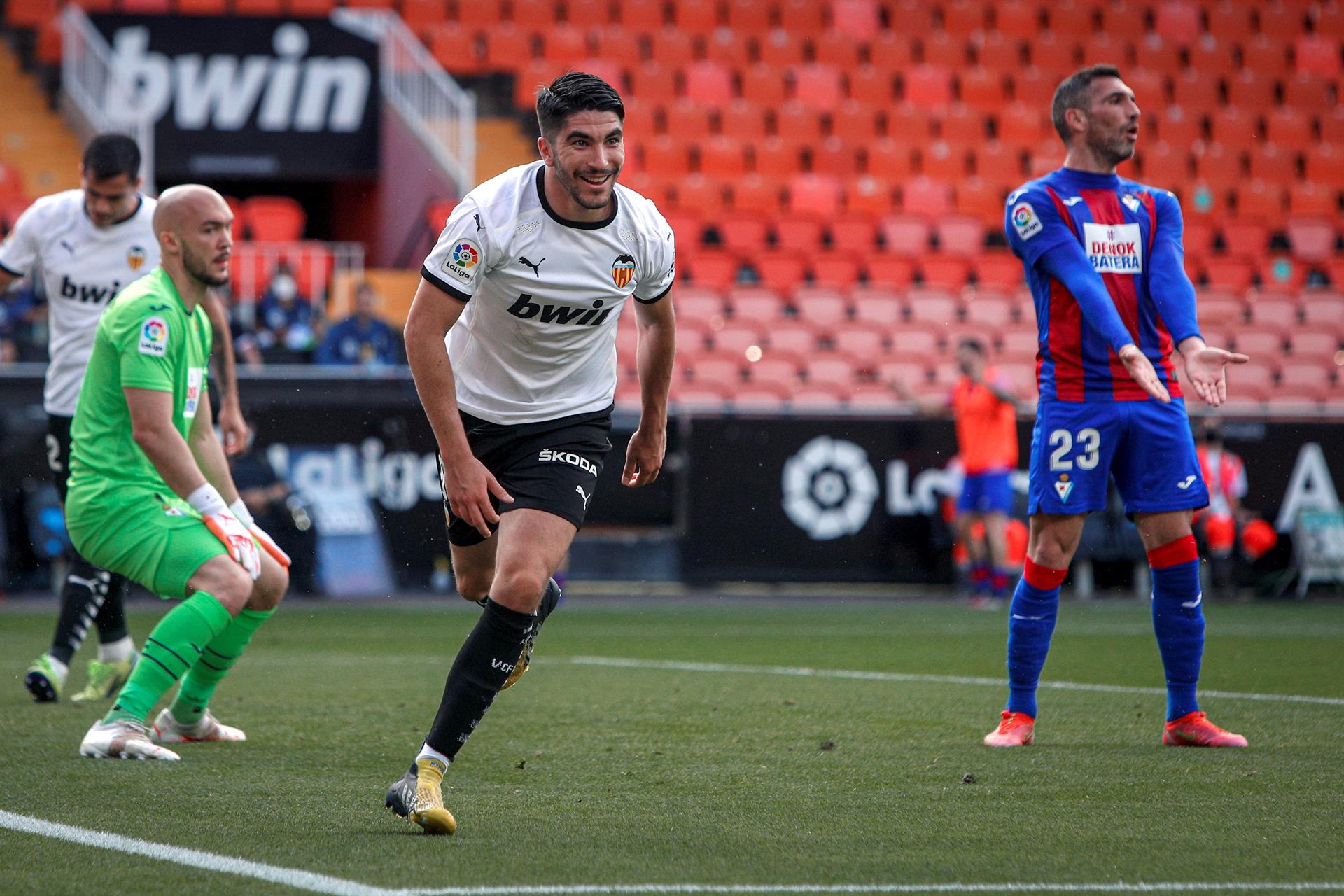 El 'Mudo' Vázquez se despide con lágrimas del Sevilla | TUDN La Liga | TUDN, image size:1920x1280